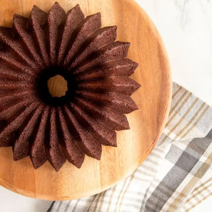 molde-brilliance-bundt-pan-nordic-ware-2.webp