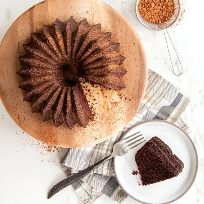 molde-brilliance-bundt-pan-nordic-ware-3.webp