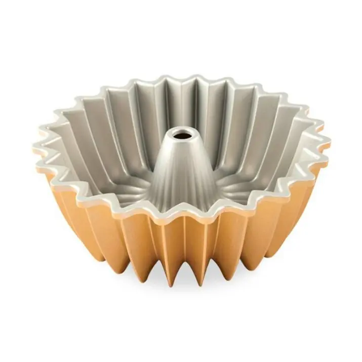 molde-brilliance-bundt-pan-nordic-ware-1.webp