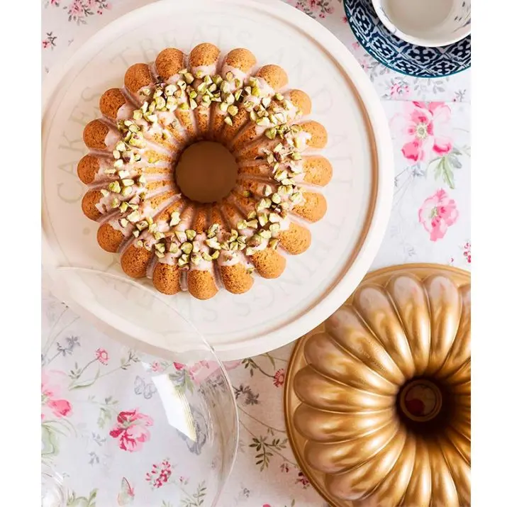 molde-elegant-party-bundt-pan-nordic-ware.webp